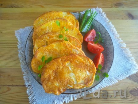 Готовые гренки с яйцами и сыром переложить со сковороды на тарелку и украсить зеленью.