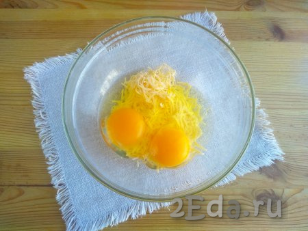 Вбить яйца к сырной массе.