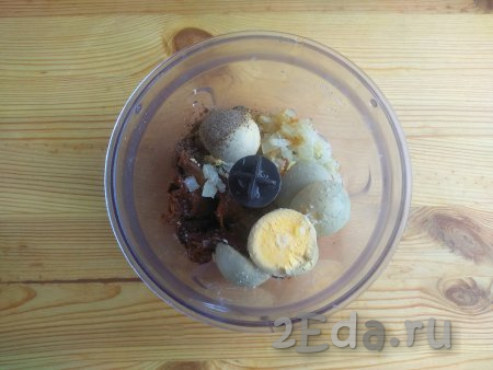 3,5 яичных желтка, жареный лук выложить в чашу блендера с отваренными грибами, добавить соль, молотый чёрный перец.