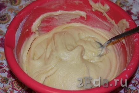 Тесто для кекса, замешанного на молоке без добавления яиц, по консистенции будет слегка жидковатым, похожим на густую сметану (как на фото).