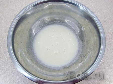 Яйцо растереть с сахаром в белую, однородную массу с помощью венчика (кристаллики сахара должны раствориться).