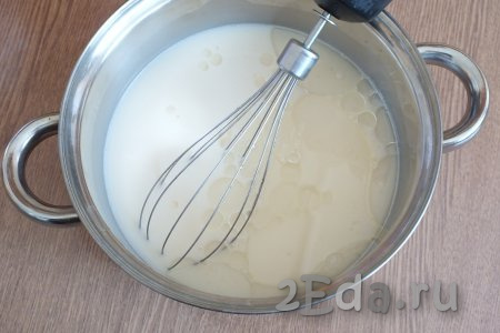 В смесь молока и сахара добавьте растительное масло и яйца, смешанные с солью, снова перемешайте венчиком.