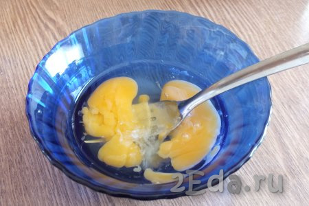 Теперь замесим блинное тесто, для этого до однородности взбейте в мисочке 2 яйца с щепоткой соли.