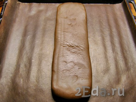 Перекладываем брусочек теста на противень, застеленный ковриком для выпечки (или пекарской бумагой), и ставим в прогретую до 180-190 градусов духовку на 20-25 минут.