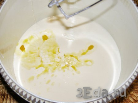 Добавляем растопленное остывшее масло в яйца, взбитые с сахаром, продолжаем взбивать ещё минут 5.