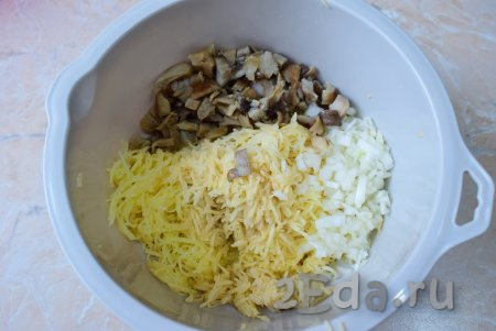 К натёртому картофелю добавьте подготовленные грибы и лук.