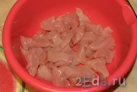 Подготовленное филе нарезать на небольшие кусочки размером 3х2 см (примерно равного размера). Кусочки куриного филе сложить в миску.