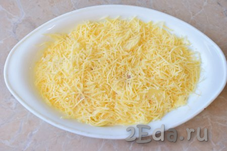 Сыр натрите на мелкой тёрке и обильно им посыпьте весь картофель со сливками. Поставьте форму с картофельным гратеном в духовку, разогретую до 180 градусов, минут на 40-45.