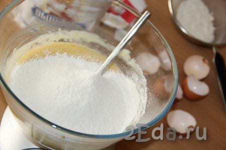 Добавить соль и, подсыпая небольшими порциями оставшуюся просеянную муку, замешивать тесто сначала вилкой, а затем вымешивать его руками.