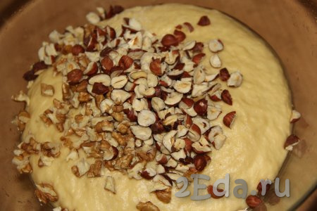 В подошедшее дрожжевое тесто можно добавить дроблёные орехи (как это сделала я),  цукаты или изюм.