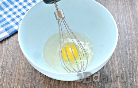 В широкую миску разбить куриное яйцо, влить растительное масло и уксус, всыпать соль.
