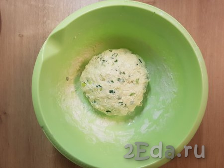Тщательно перемешать ложкой творожно-сырную массу с мукой, а затем хорошо вымесить (должно получиться липкое тесто).