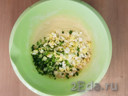 В получившееся тесто выложить нарезанные свежий зелёный лук и варёные яйца.