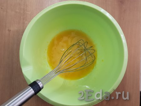 Венчиком перемешать яйцо с солью и сахаром до почти полного растворения сыпучих ингредиентов.