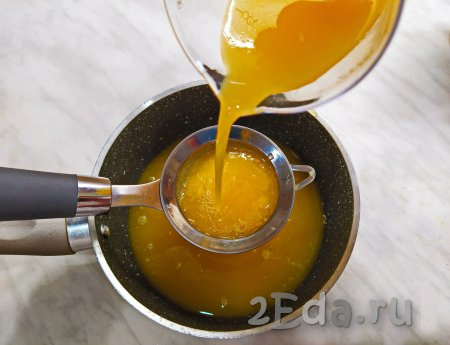 Свежевыжатый апельсиновый сок обязательно процедить через сито.