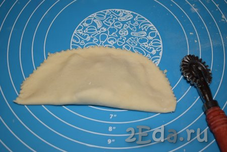 Начинку накрываем второй половинкой теста, придавливаем пальцами 2 половинки между собой, скрепляя края, и обрезаем лишнее тесто при помощи каточка (или ножом).