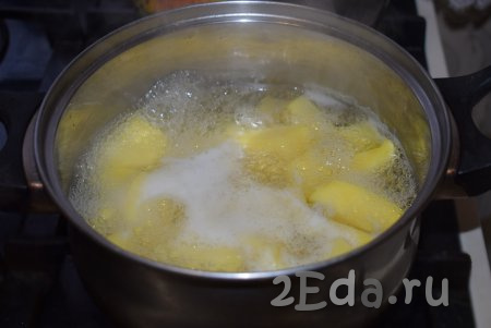 Перекладываем картофель в кастрюлю, заливаем полностью холодной водой, ставим на огонь, после закипания варим на небольшом огне 20-25 минут, подсолив воду по вкусу. Когда картошка сварится, сливаем воду и разминаем её в пюре при помощи толкушки.