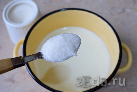 В молоко добавьте сахар и щепотку соли, перемешайте и поставьте на огонь, доведите до кипения, периодически помешивая.