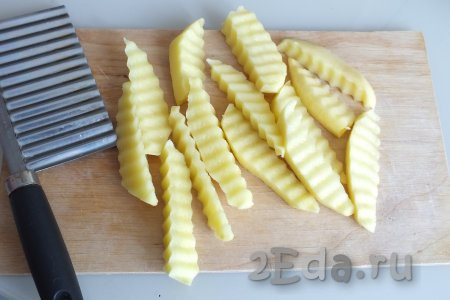 Каждый клубень разрежьте пополам, потом, в зависимости от размера картошины, разрежьте каждую половинку на 2 или 4 части.