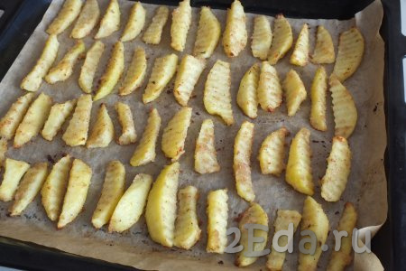 Через 20 минут картофель должен стать мягким и покрыться лёгкой румяной корочкой.