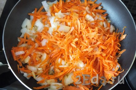 В сковороде разогрейте растительное масло, Затем выложите морковку с луком и обжарьте овощи на среднем огне, помешивая, до лёгкого румяного цвета (на это потребуется минут 5-6).