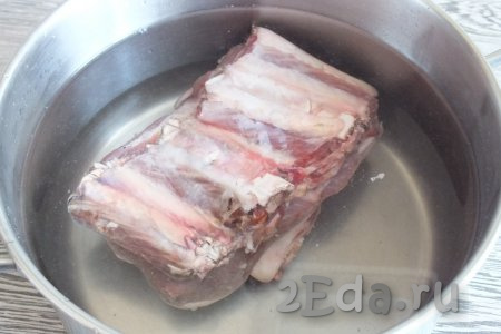 Мясо с косточкой (я готовила говяжьи рёбрышки) выложите в кастрюлю, в которой будете варить суп, влейте 2,5-2,8 литра холодной воды, поставьте на огонь, после закипания снимите пену и уменьшите огонь. Варите до готовности мяса (говяжьи рёбрышки будут готовы через 2,5 часа, если варите бульон из свинины на кости, тогда она будет готова часа через 1,5, если варите кусочки курицы, то мясо будет готово минут через 40-50).