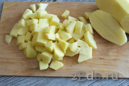 Очищенные картошины нарежьте на небольшие кубики.