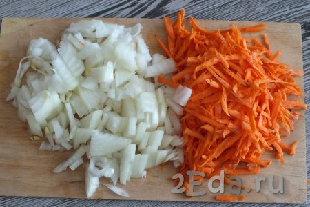 Лук, картошку и морковь очистите. Луковицу нарежьте на небольшие кубики. Натрите морковку на крупной тёрке.