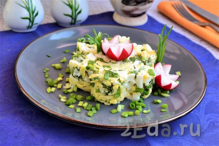 Салат с зелёным луком, яйцами и сыром