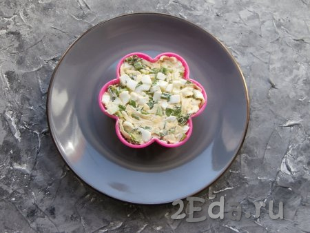 Салатик можно подать в салатнике, но мне захотелось выложить его на тарелку в виде цветочка, используя формочку для теста.