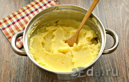 Картофельное пюре с сыром получается воздушным, нежным.