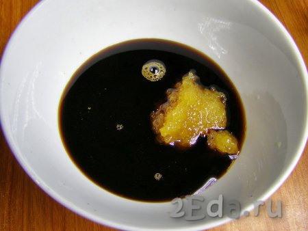 В отдельной тарелке смешиваем соевый соус с мёдом. Лучше всего использовать жидкий мёд, но если он засахарился, то можно добавить и густой. При запекании мёд растечётся. Также, по желанию, мёд можно растопить на водяной бане.