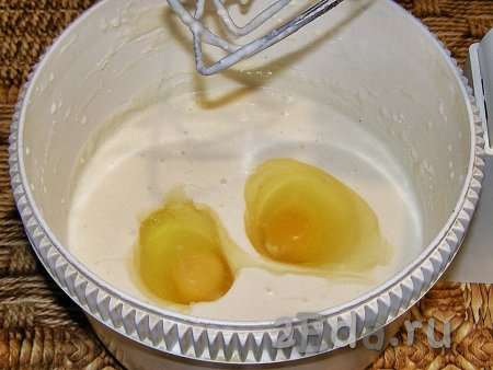 Добавляем в творожно-сметанную смесь яйца и перемешиваем ещё, примерно, 5-7 минут, пока масса не станет гладкой, в меру густой, по консистенции похожей на тесто для оладий. Если масса получается слишком жидкой, добавьте в неё 2 столовые ложки пшеничной муки, перемешайте до однородного состояния и оставьте при комнатной температуре минут на 10.
