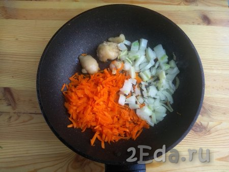 Морковь очистить и натереть на крупной тёрке, очищенную луковицу нарезать достаточно мелко. Влить в сковороду растительное масло, добавить мелко нарезанный утиный жир, растопить его. Обжарить морковку с луком на утином жиру, иногда перемешивая, до золотистого цвета (в течение 3-5 минут) на среднем огне.