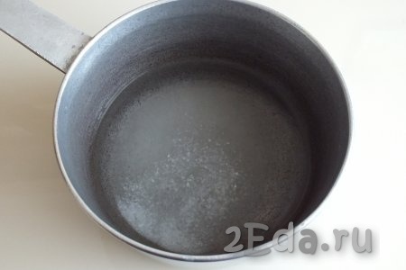 В сотейник налейте воду, добавьте сахар, соль, поставьте на огонь и доведите до кипения.
