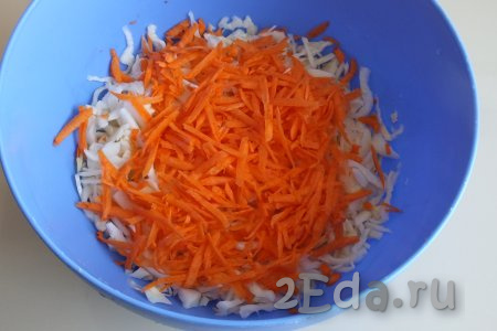Очищенную морковь натрите на крупной тёрке, добавьте в миску с капустой.