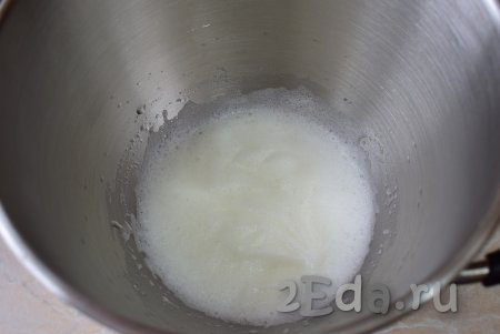 Для приготовления пирожного "Павлова" тщательно отделите белки от желтков. 100 грамм охлаждённых яичных белков влейте в абсолютно сухую чашу для взбивания. Начните взбивать белки на максимальной мощности миксера. 