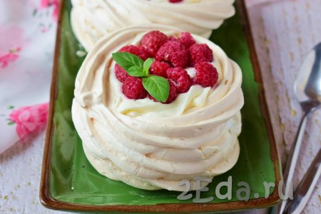 Готовые пирожные "Павлова" украсьте свежими ягодами или фруктами. Подержите десерт немного в холодильнике, чтобы крем застыл.