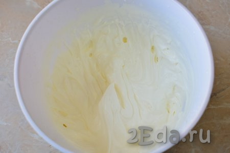 Для приготовления крема взбейте охлаждённые жирные сливки с сахарной пудрой до получения пышного, стабильного крема.