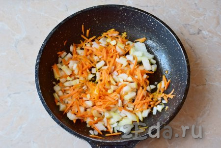 Для тушения выбирайте глубокую сковороду с плоским дном. Нагрейте её до горячего состояния и обжарьте лук и морковь с добавлением небольшого количества растительного масла на среднем огне. Помешивая, жарьте овощи 3-4 минуты.