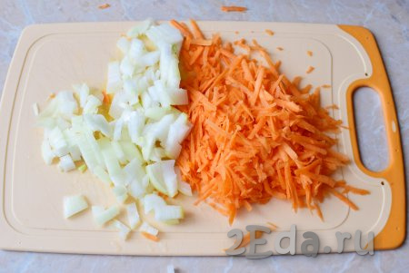 Лук и морковь очистите и промойте от загрязнений. Натрите морковь на тёрке, а лук мелко нарежьте.