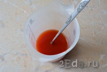 В отдельной посуде смешайте томатную пасту с водой, тщательно перемешайте томатный соус.