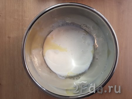 Питьевой йогурт достать из холодильника, налить в пригодную для микроволновки глубокую ёмкость и подогреть в течение 1 минуты при мощности 800 Вт. В миску к яично-сахарной смеси влить тёплый йогурт.