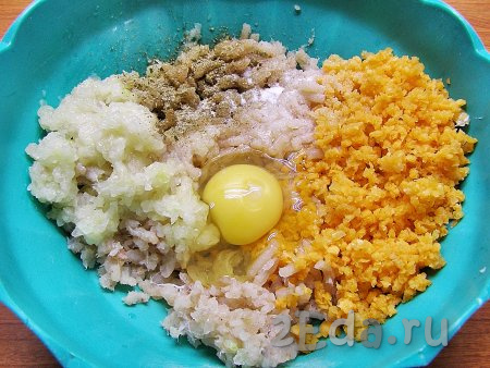 Лук, 800 грамм подготовленной рыбы и морковь прокручиваем через мясорубку. Добавляем яйцо, соль и, по желанию, немного приправы для рыбы. Если вы соблюдаете Пост, яйцо можно не добавлять.