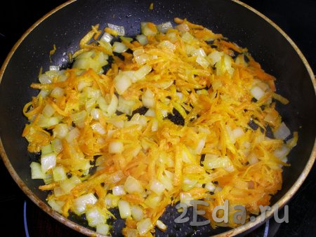 Выкладываем подготовленные лук с морковкой на сковороду, разогретую с подсолнечным маслом, обжариваем до мягкости  на среднем огне (на это потребуется 5-7 минут), затем убираем с огня.