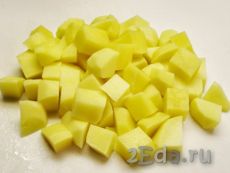 Картофель хорошо моем, очищаем от кожуры и нарезаем на некрупные кубики (или брусочки). Кладём нарезанную картошку в холодную воду и несколько раз промываем.