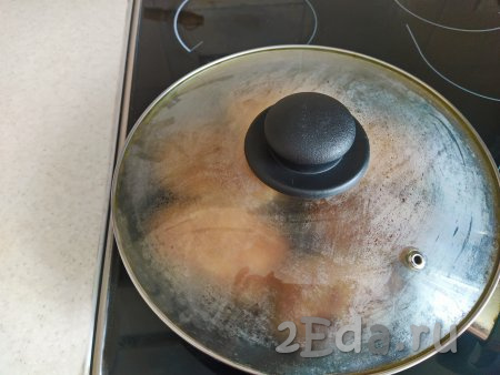 Немного уменьшить огонь, накрыть сковороду крышкой и жарить с другой стороны 5-6 минут (до полной готовности).
