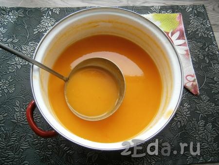 Дать супу-пюре закипеть и можно подавать к столу, разлив его по тарелкам.