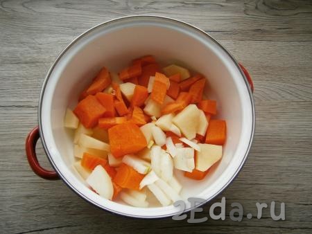 Морковь, тыкву, картофель и лук очистить, нарезать кусочками или кубиками среднего размера и выложить в кастрюлю.