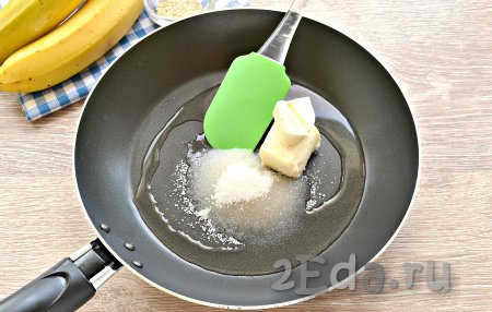 Жарить бананы в карамели можно в небольшой кастрюльке или в сковороде. Я выбрала второй вариант. Итак, на сковороду всыпаем сахар, добавляем кусочек сливочного масла, вливаем воду, ставим на средний огонь.